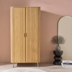 Armadio effetto legno scanalato con mensola e guardaroba