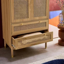 Armadio a due ante e due cassetti in legno