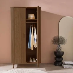 Armadio effetto legno scanalato con mensola e guardaroba