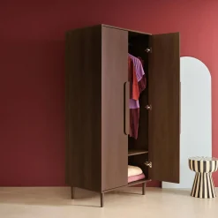 Armadio guardaroba effetto legno 2 ante, ripiani e appendiabiti