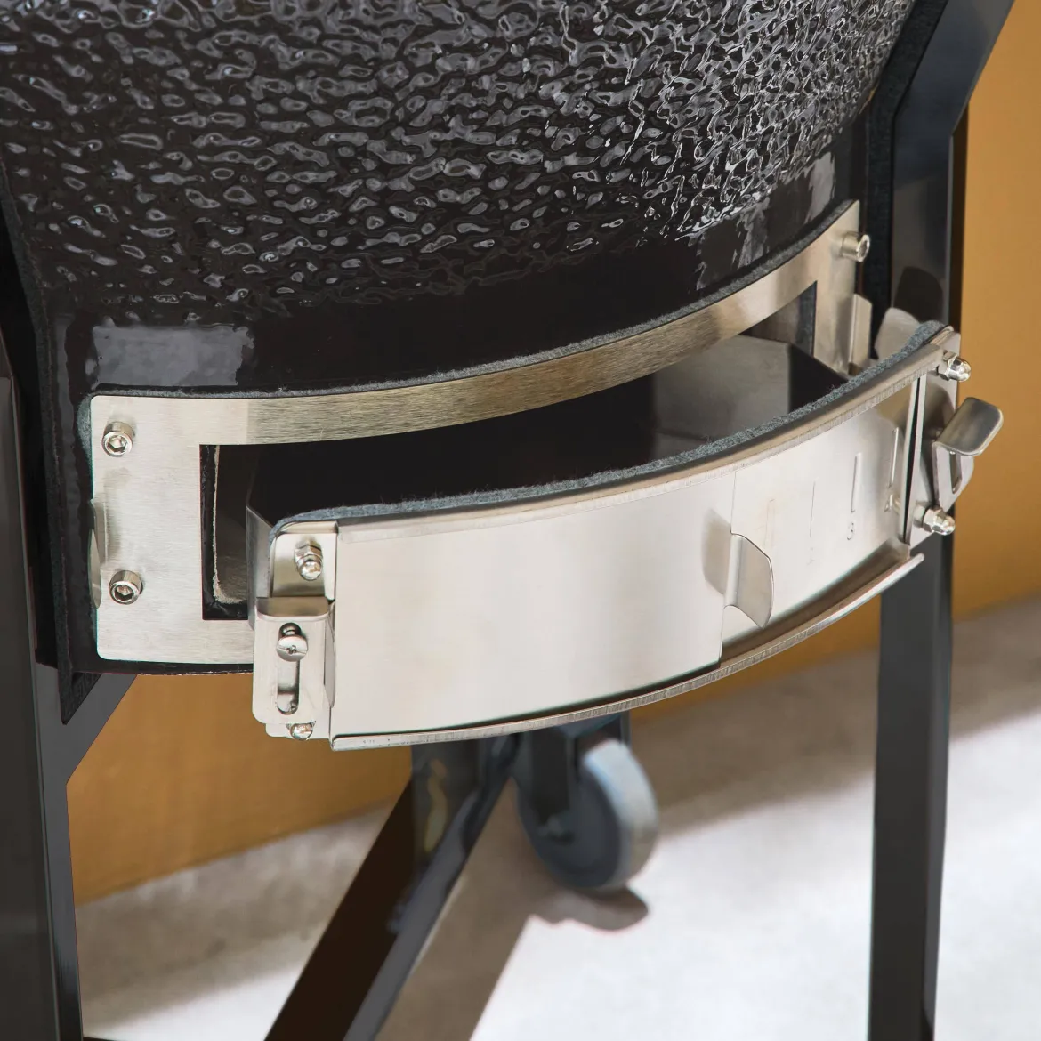 Barbecue a carbone, griglia e affumicatore, ceramica 54,5cm con ruote, ripiani e copertura