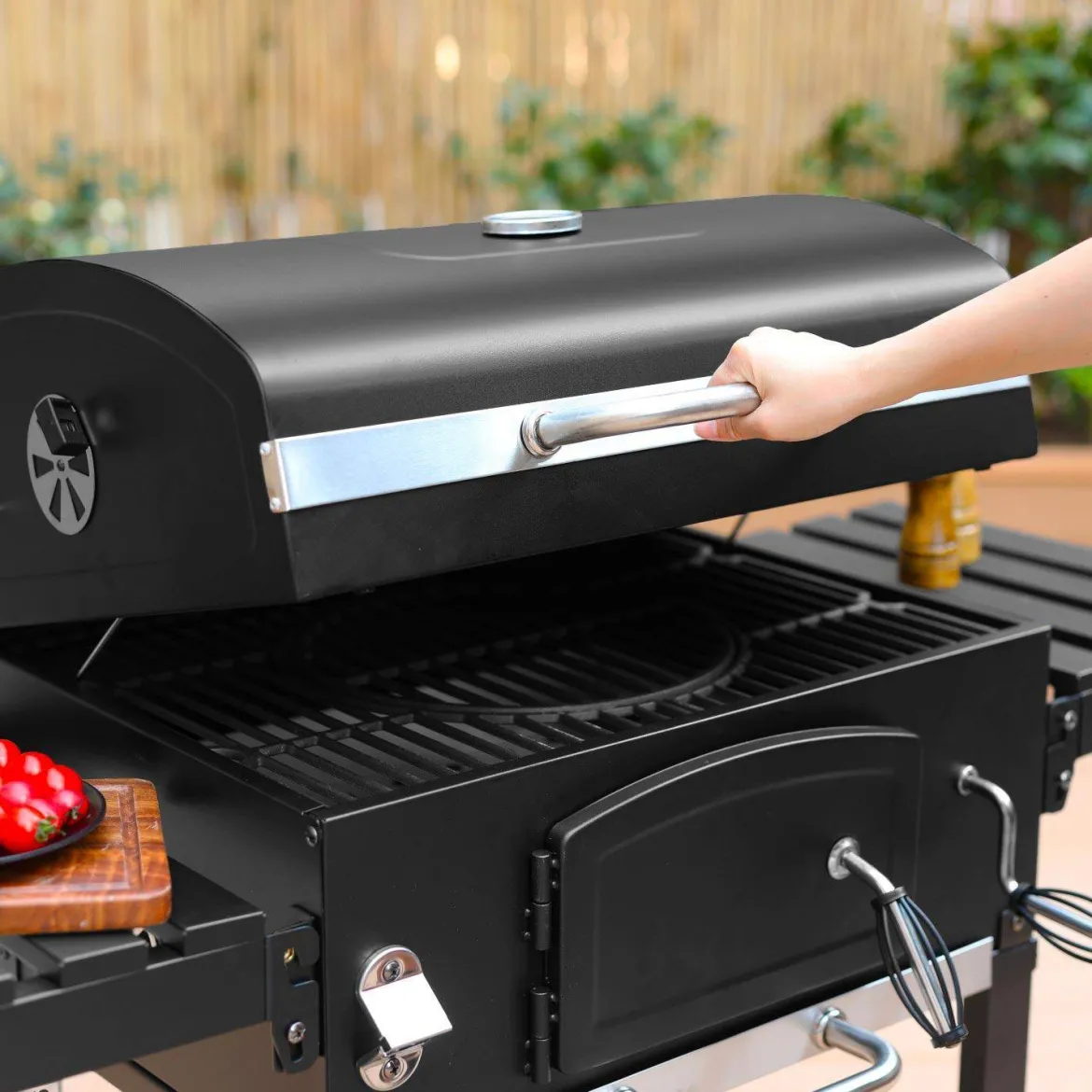 Barbecue a carbonella con affumicatore