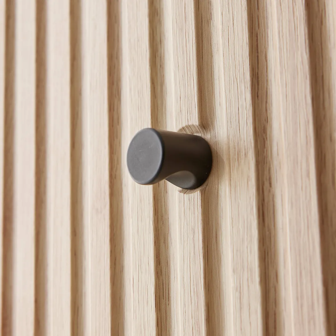 Cassettiera, decoro in legno scanalato, 3 cassetti