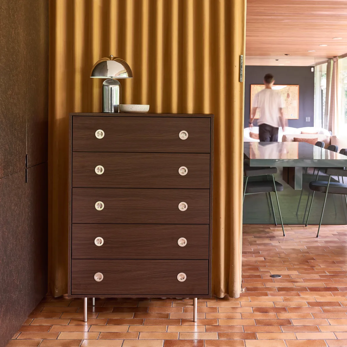 Cassettiera vintage decorata in legno e acciaio inossidabile, 5 cassetti