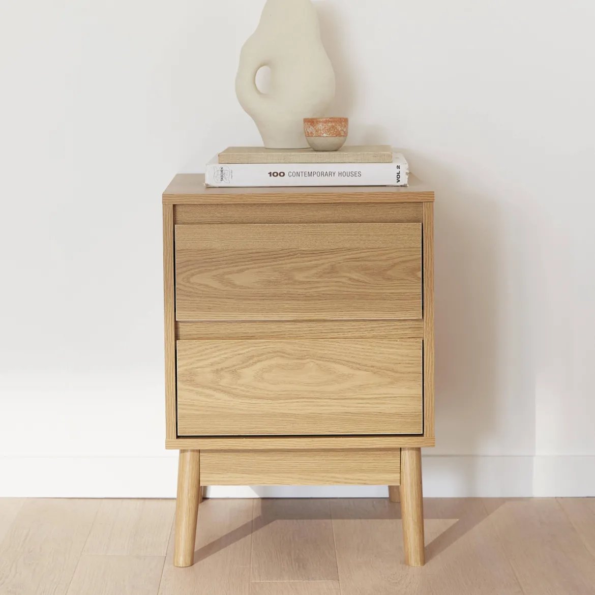 Comodino effetto legno con due cassetti