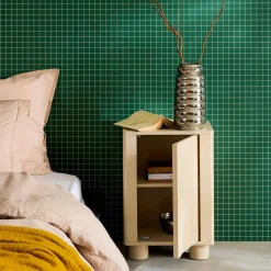Comodino effetto legno di mango con 1 anta reversibile