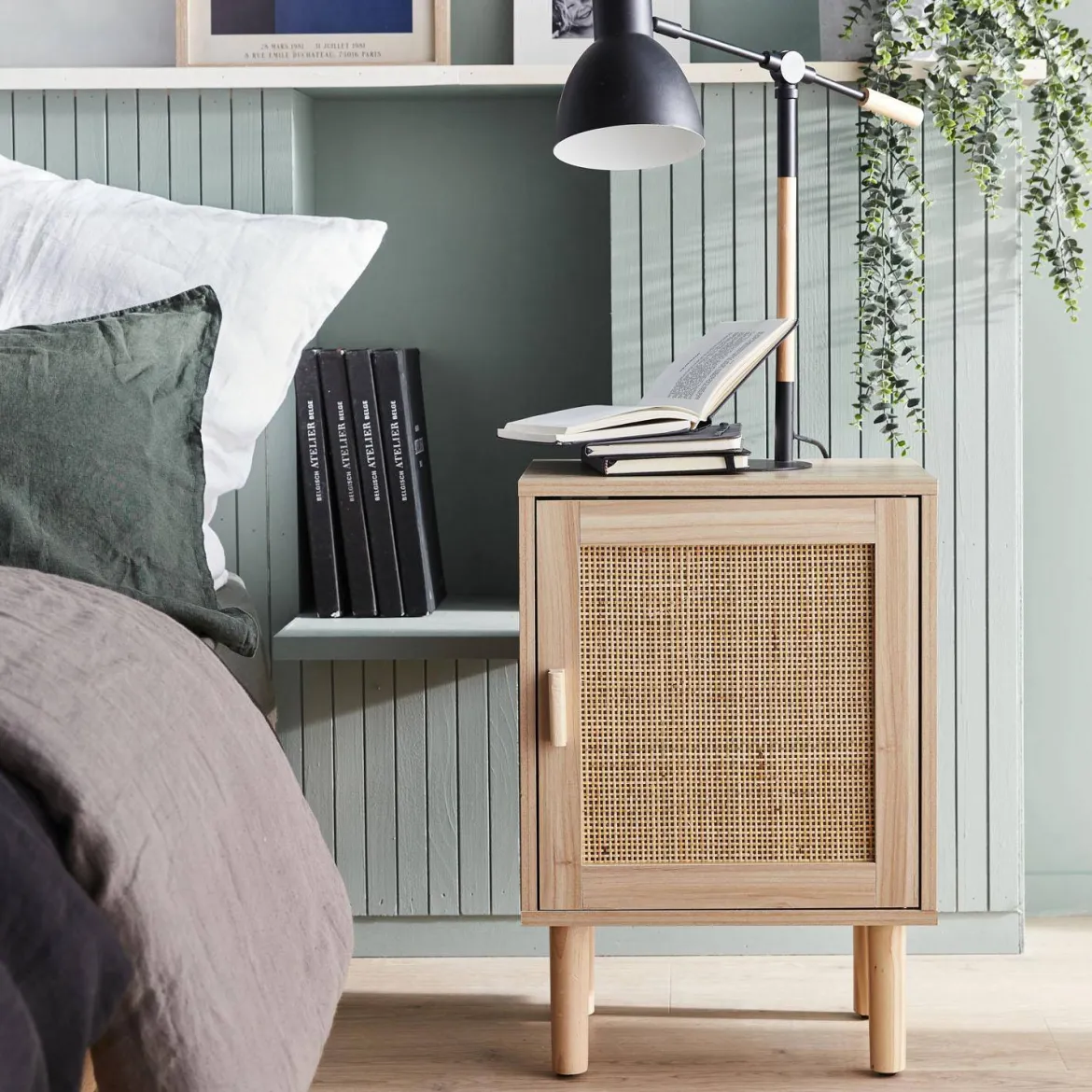 Comodino in canna e legno