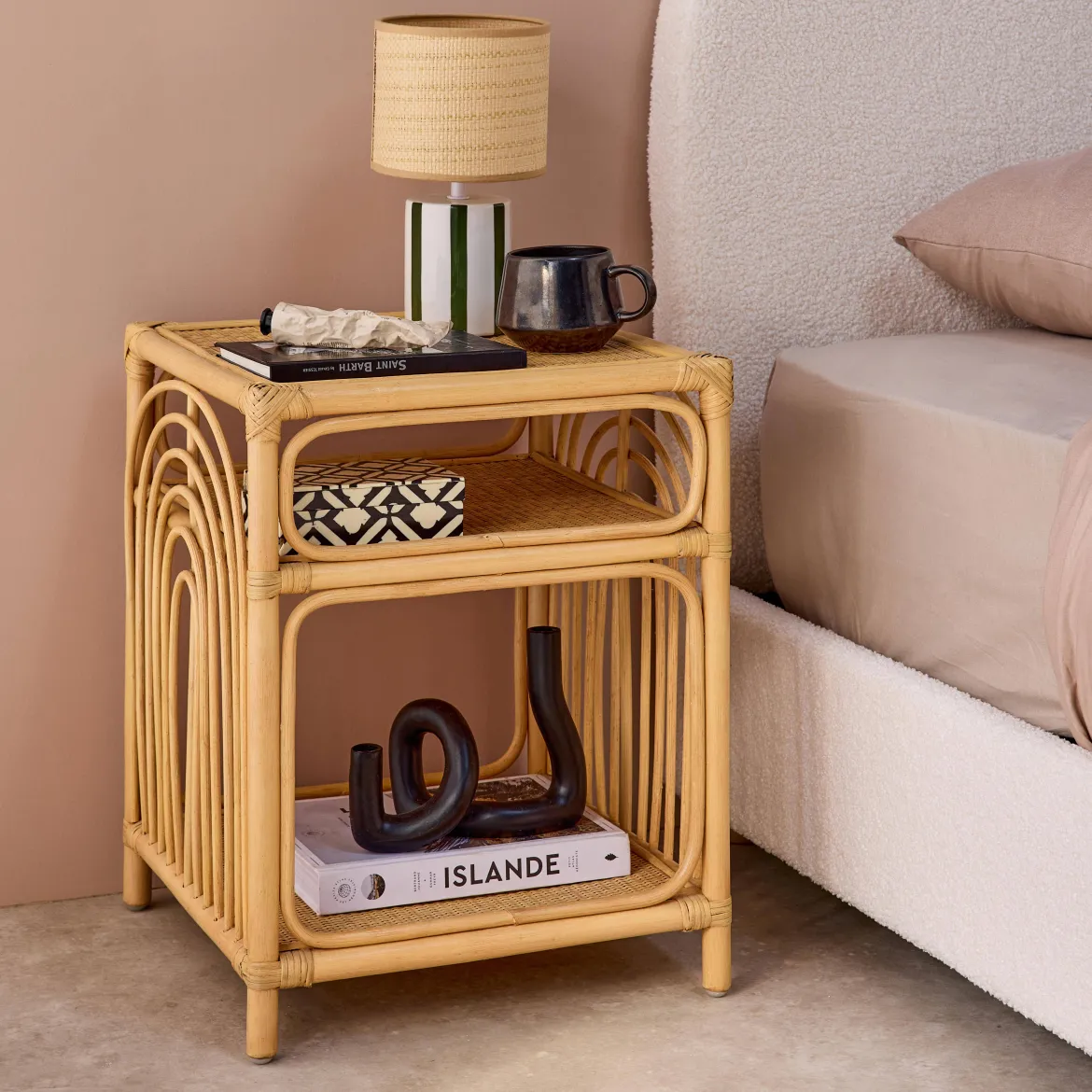 Comodino in rattan 1 ripiano 1 vano portaoggetti