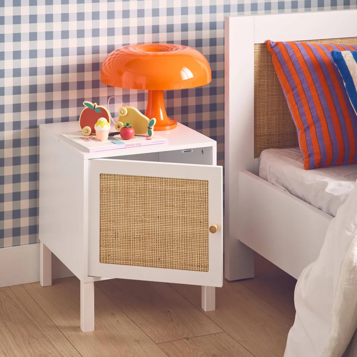 Comodino per bambini in legno bianco e canna da zucchero