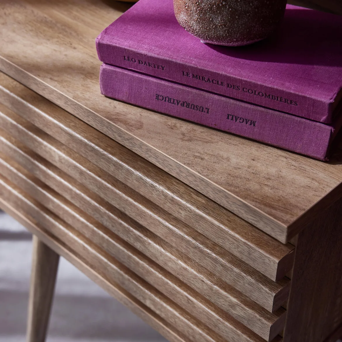 Comodino scandinavo con decori in legno scanalato