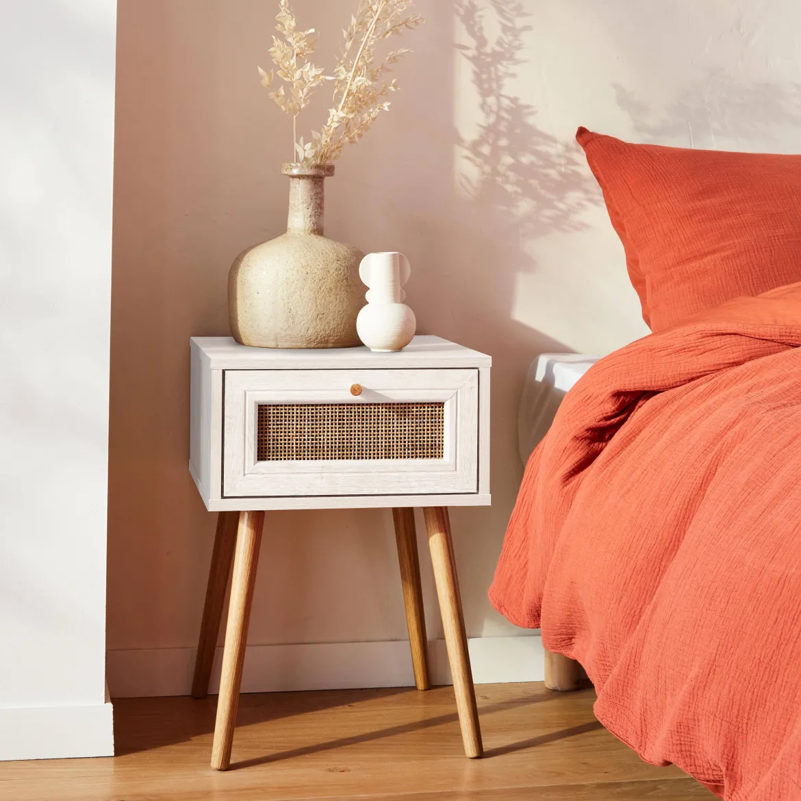 Comodino effetto legno e intrecciatura cannage, 1 cassetto