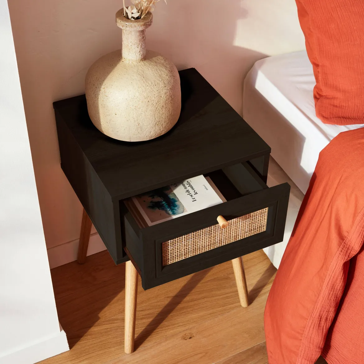 Comodino effetto legno e intrecciatura cannage, 1 cassetto
