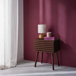 Comodino scandinavo con decori in legno scanalato