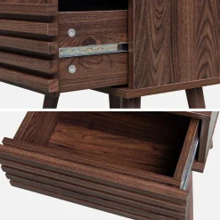 Comodino scandinavo con decori in legno scanalato