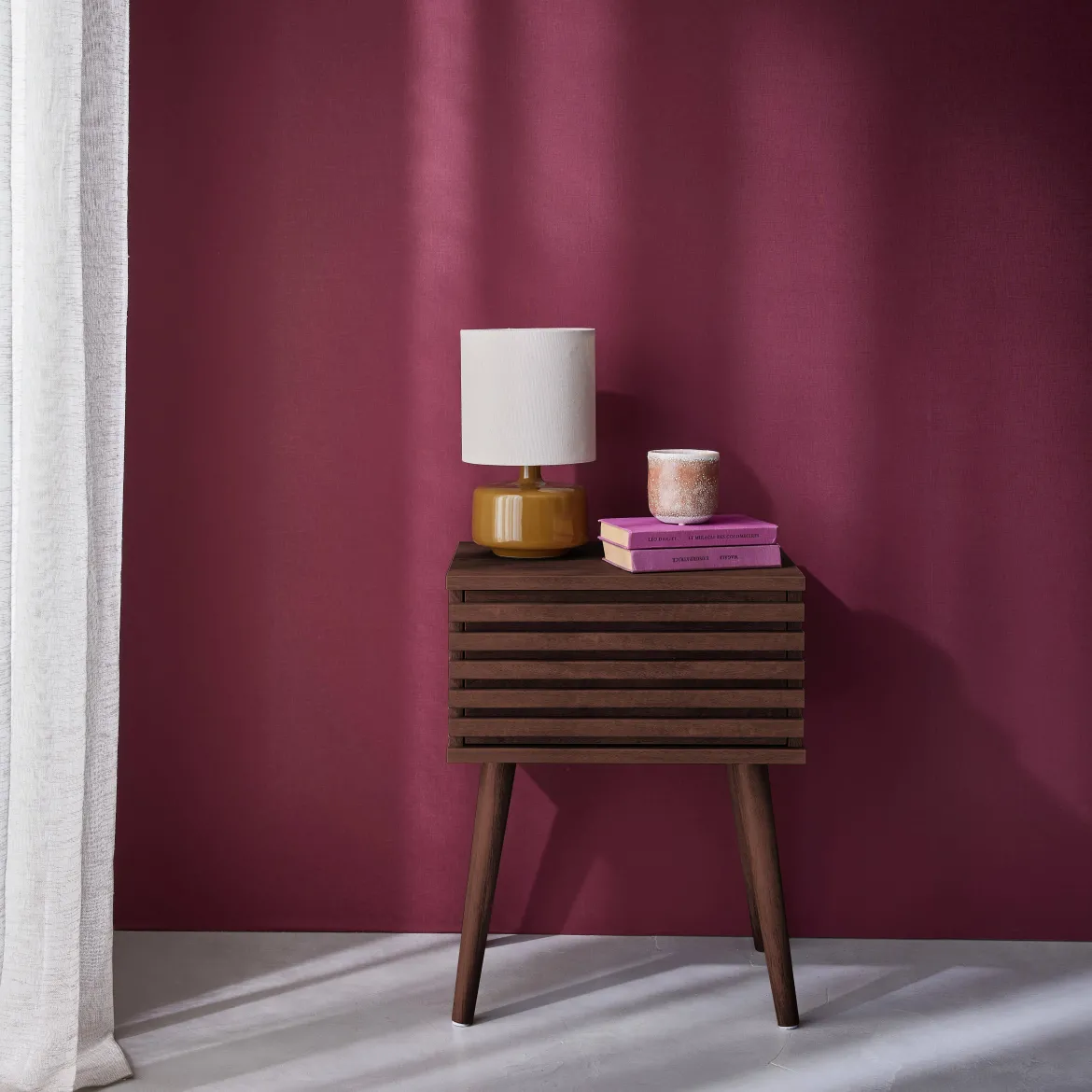 Comodino scandinavo con decori in legno scanalato