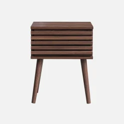 Comodino scandinavo con decori in legno scanalato