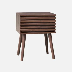 Comodino scandinavo con decori in legno scanalato