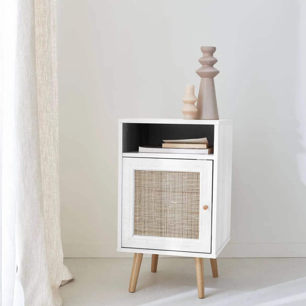 Comodino scandinavo in vimini