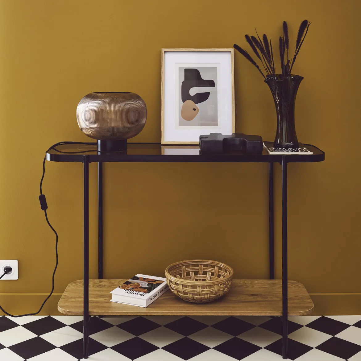 Consolle vintage in metallo nero con piano in vetro e decori in legno, 110 cm
