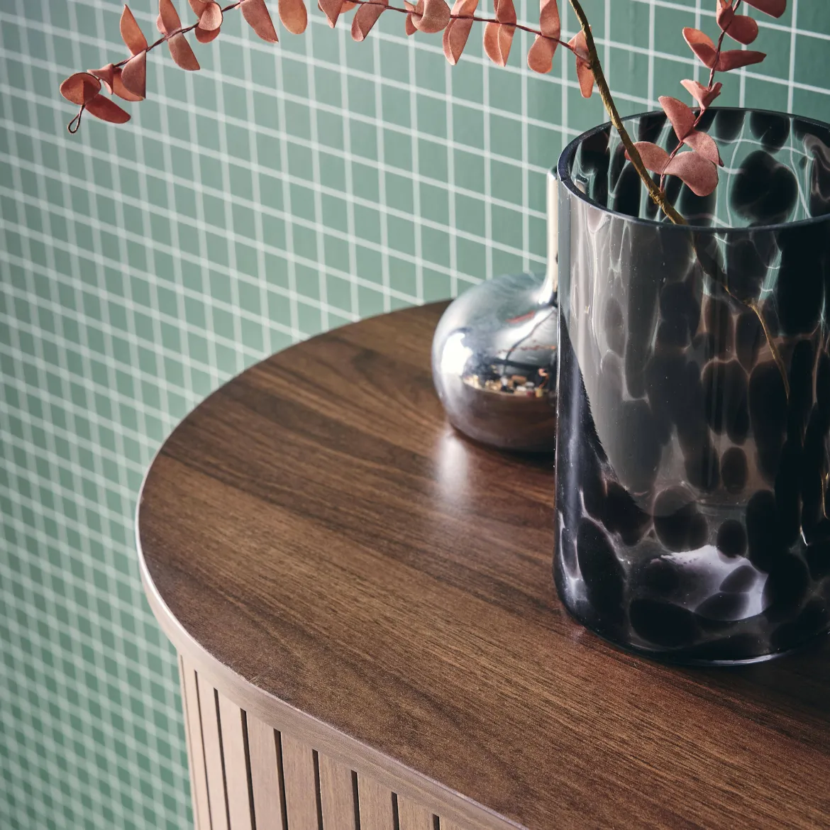 Credenza con ante scorrevoli e ripiano