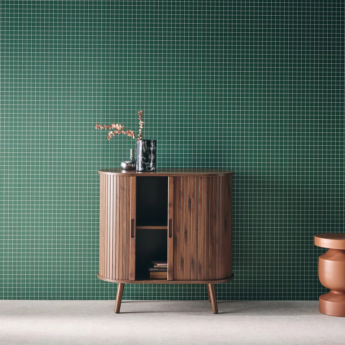 Credenza con ante scorrevoli e ripiano