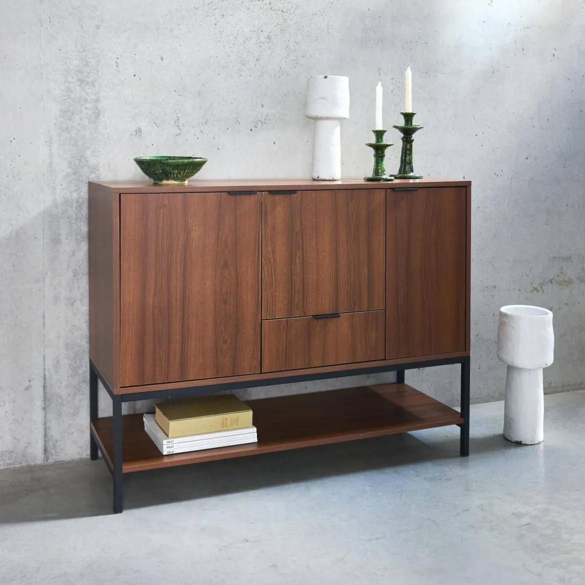 Credenza effetto legno tinto noce e metallo a 3 ante, 110cm