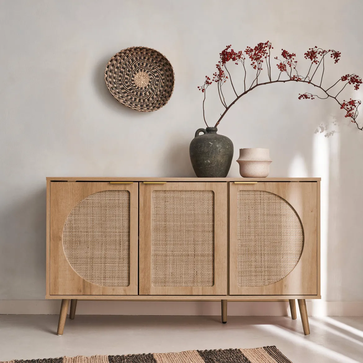 Credenza scandinava con decoro in legno e canna, 120cm