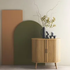 Credenza con ante scorrevoli e ripiano