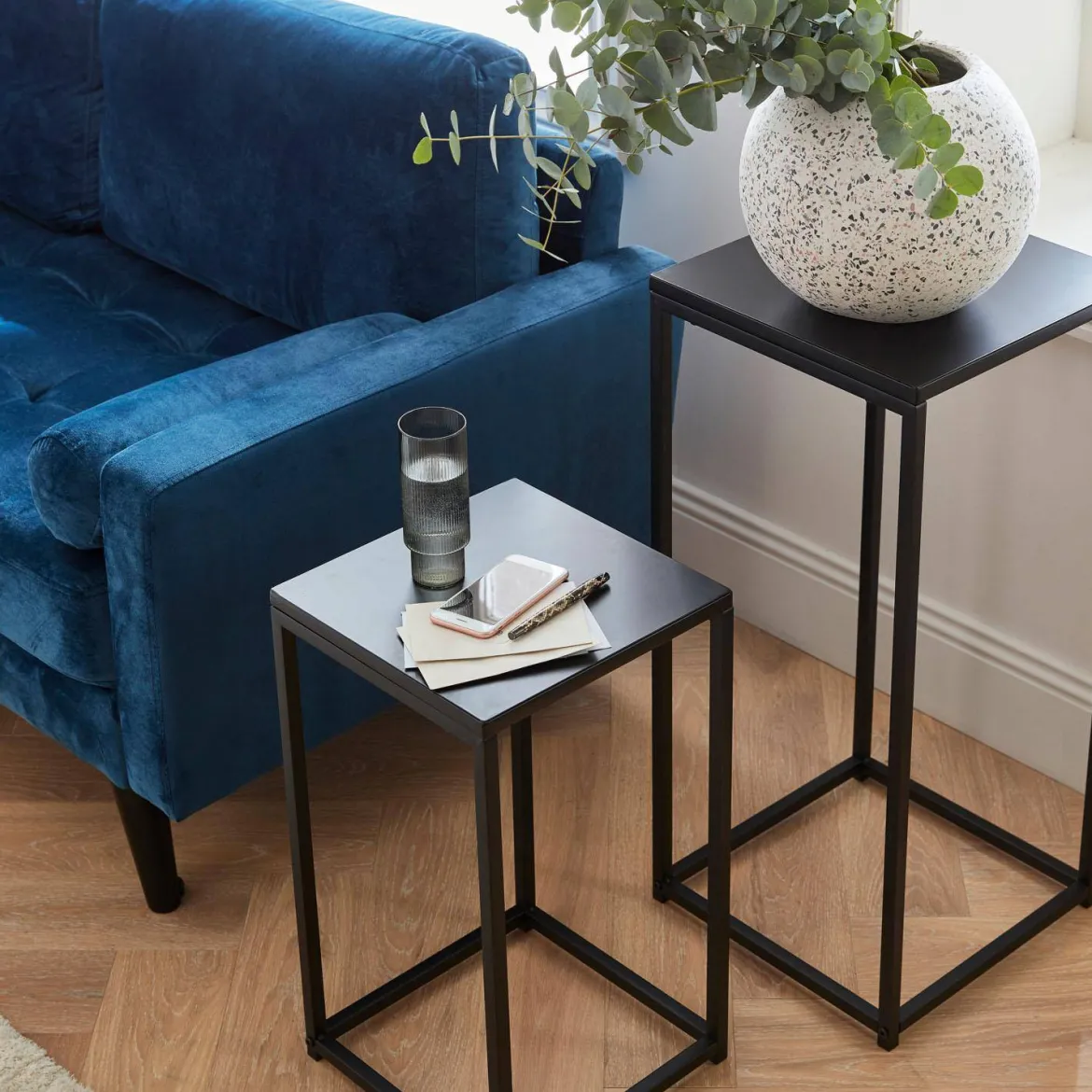 Divano con gambe in legno, 3 posti
