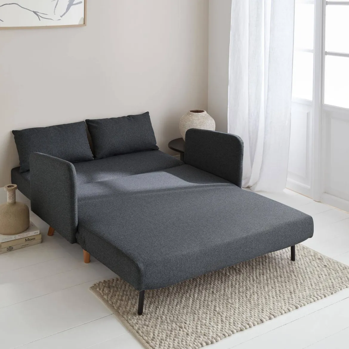Divano letto clic-clac in tessuto con gambe in legno, 2 posti