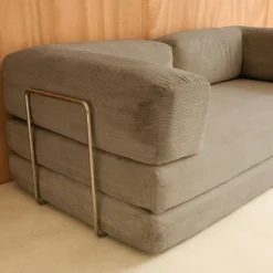Divano letto futon in velluto a coste e struttura cromata