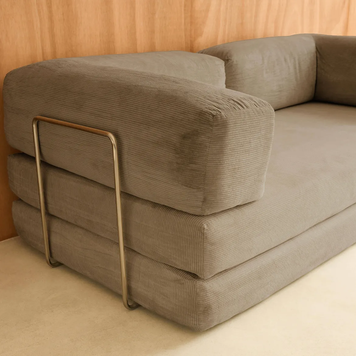 Divano letto futon in velluto a coste e struttura cromata