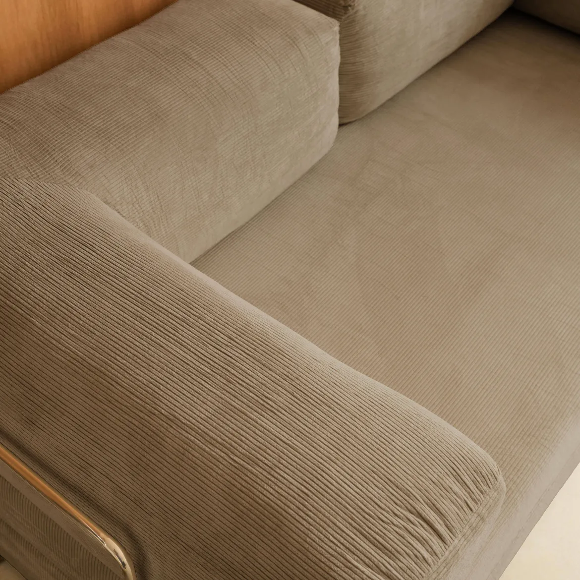 Divano letto futon in velluto a coste e struttura cromata