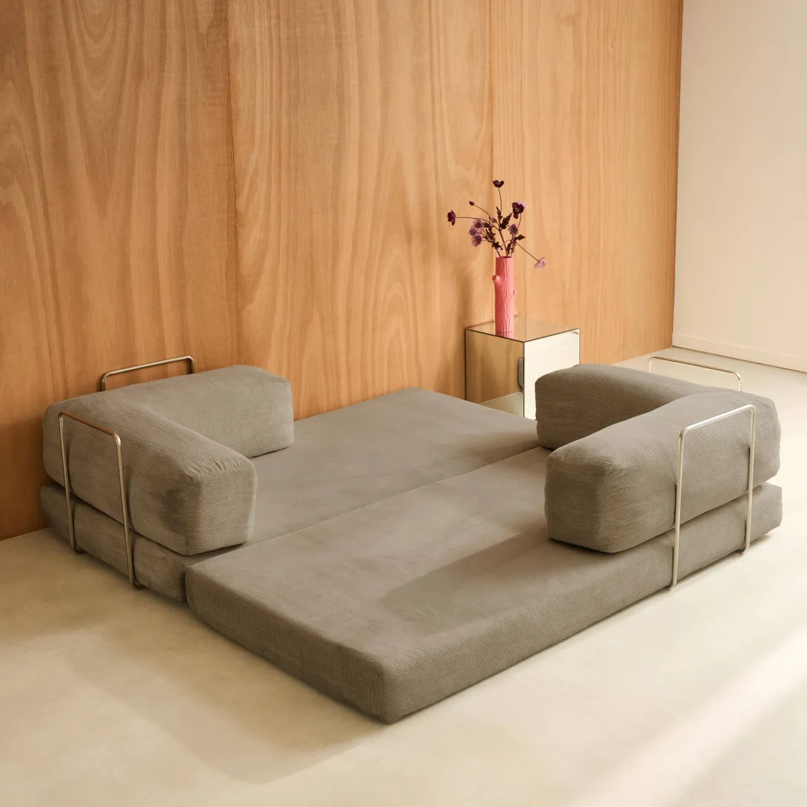 Divano letto futon in velluto a coste e struttura cromata