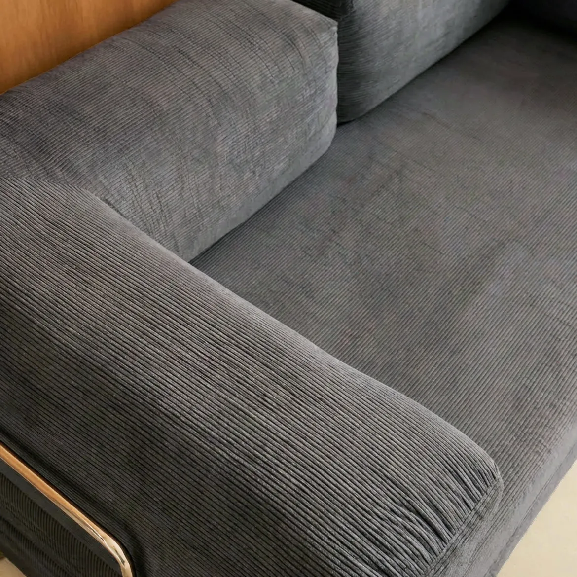 Divano letto futon in velluto a coste e struttura cromata