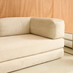 Divano letto futon in velluto a coste e struttura cromata