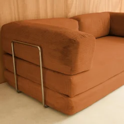 Divano letto futon in velluto a coste e struttura cromata
