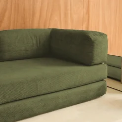 Divano letto futon in velluto a coste e struttura cromata
