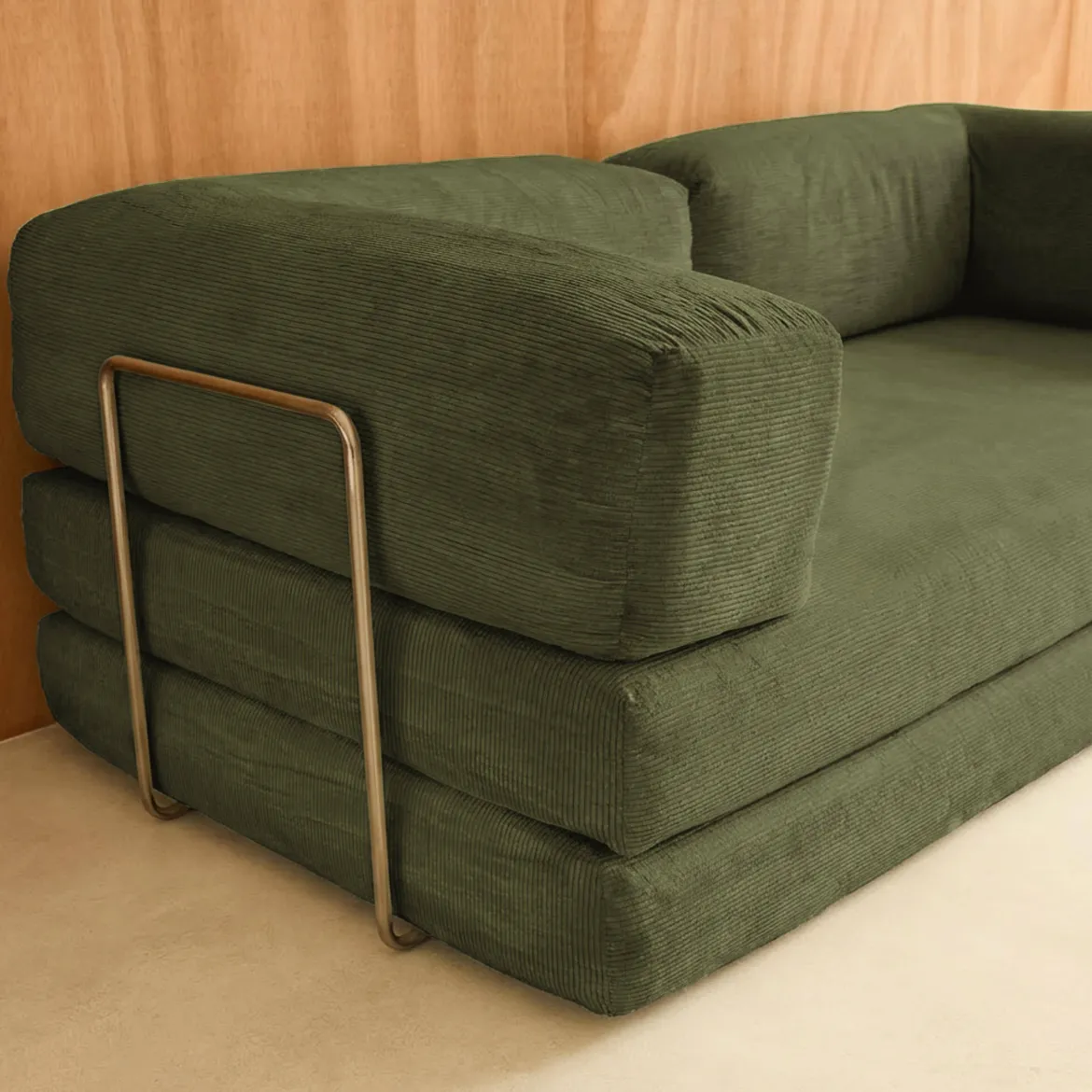 Divano letto futon in velluto a coste e struttura cromata