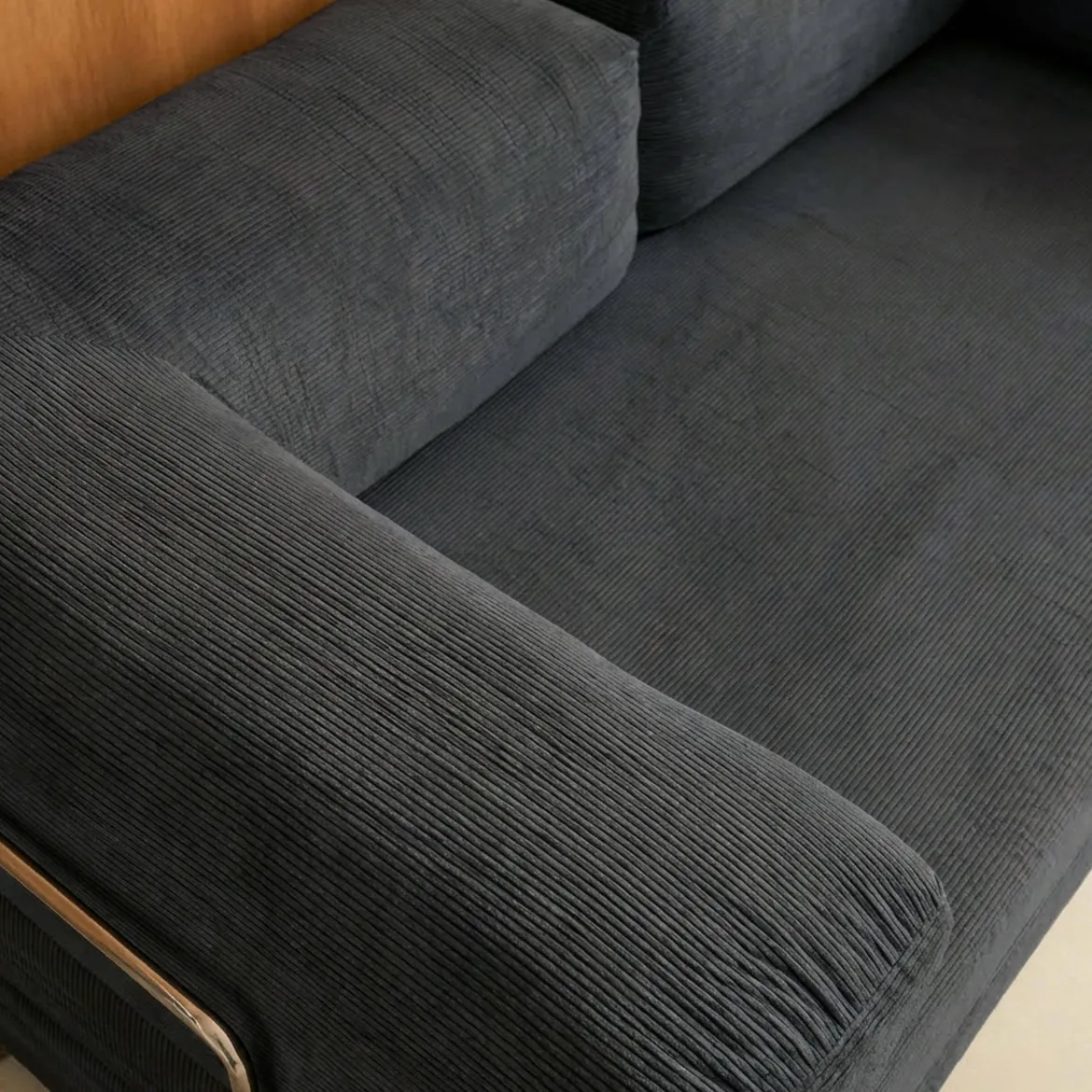 Divano letto futon in velluto a coste e struttura cromata