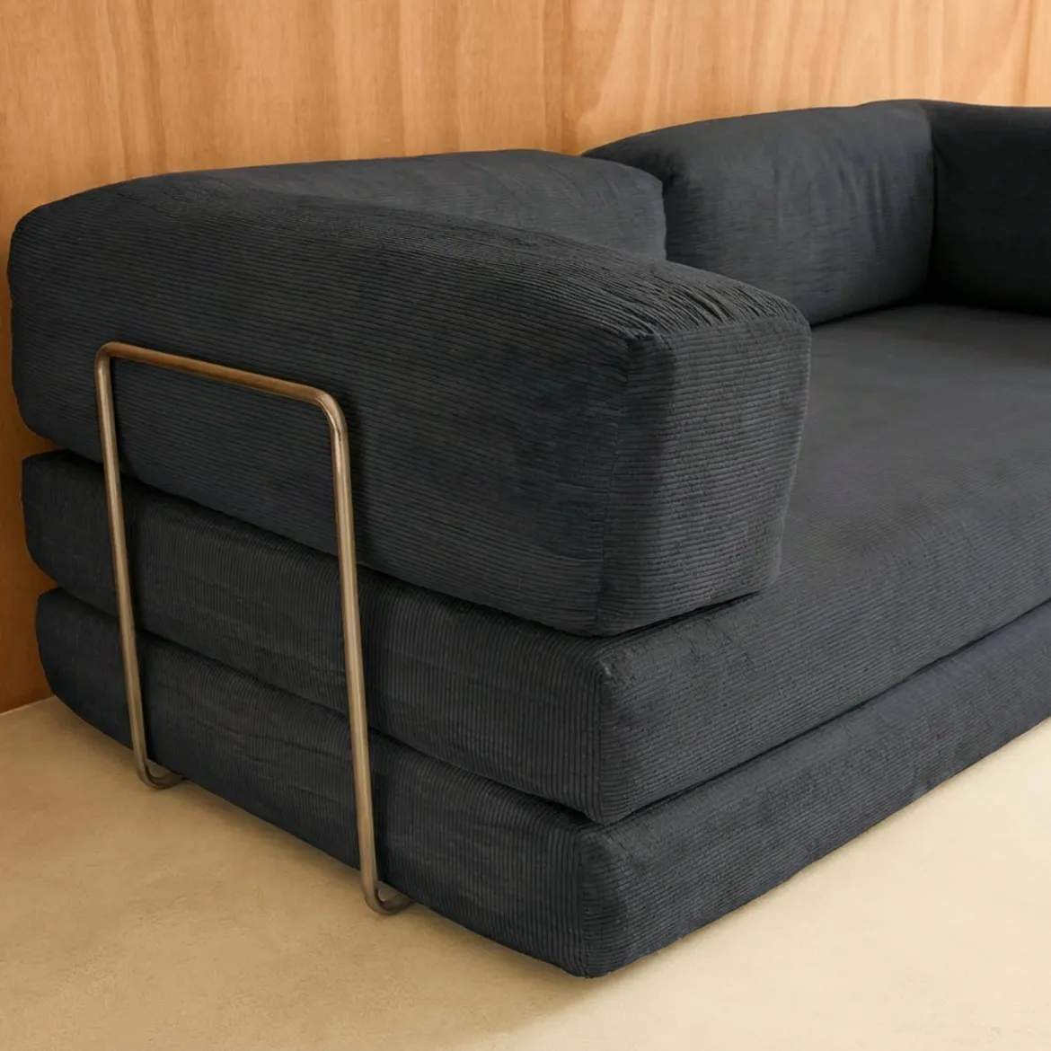 Divano letto futon in velluto a coste e struttura cromata
