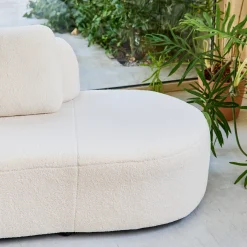 Divano organico a forma di virgola in bouclé, 2–3 posti