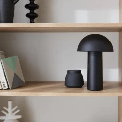 Lampada da tavolo a batteria Nomadic con testa orientabile, 28cm