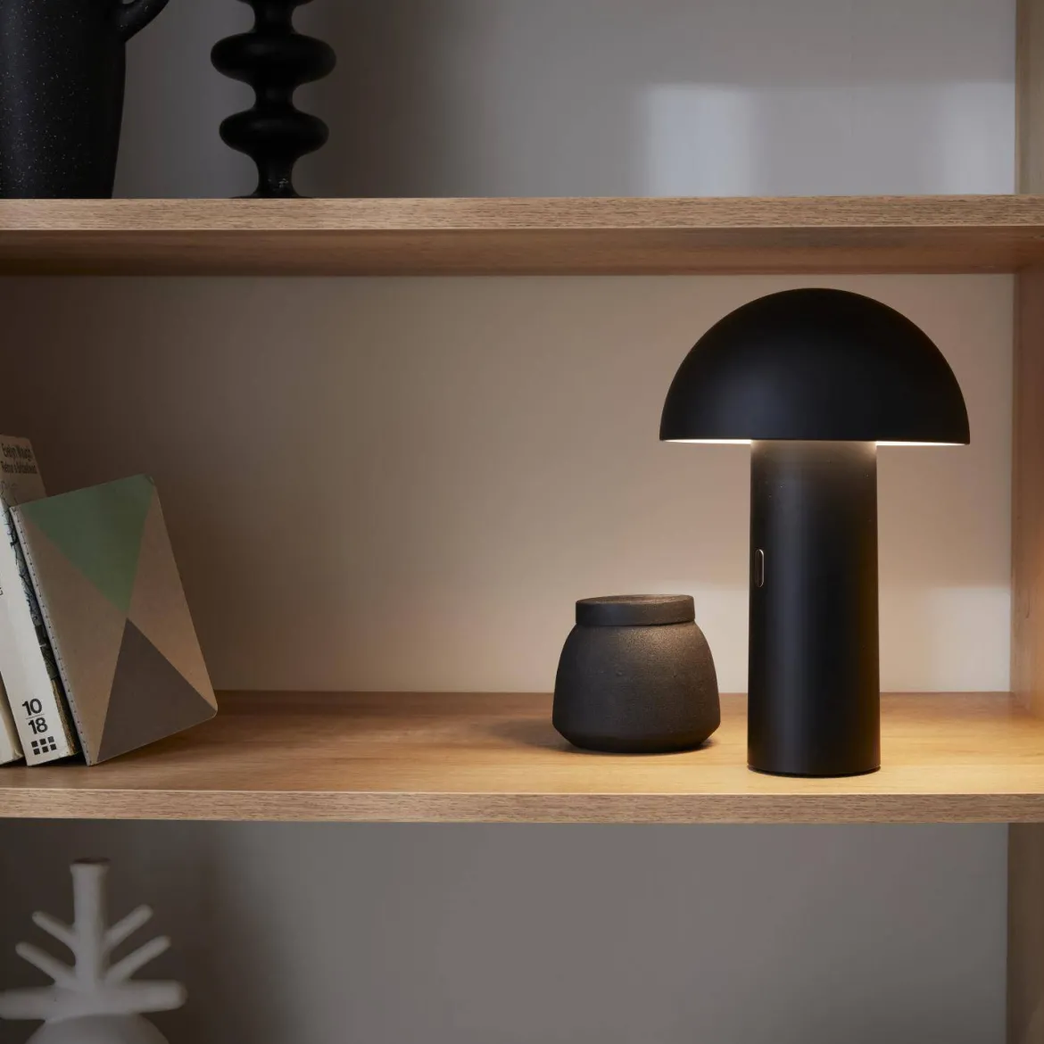 Lampada da tavolo a batteria Nomadic con testa orientabile, 28cm