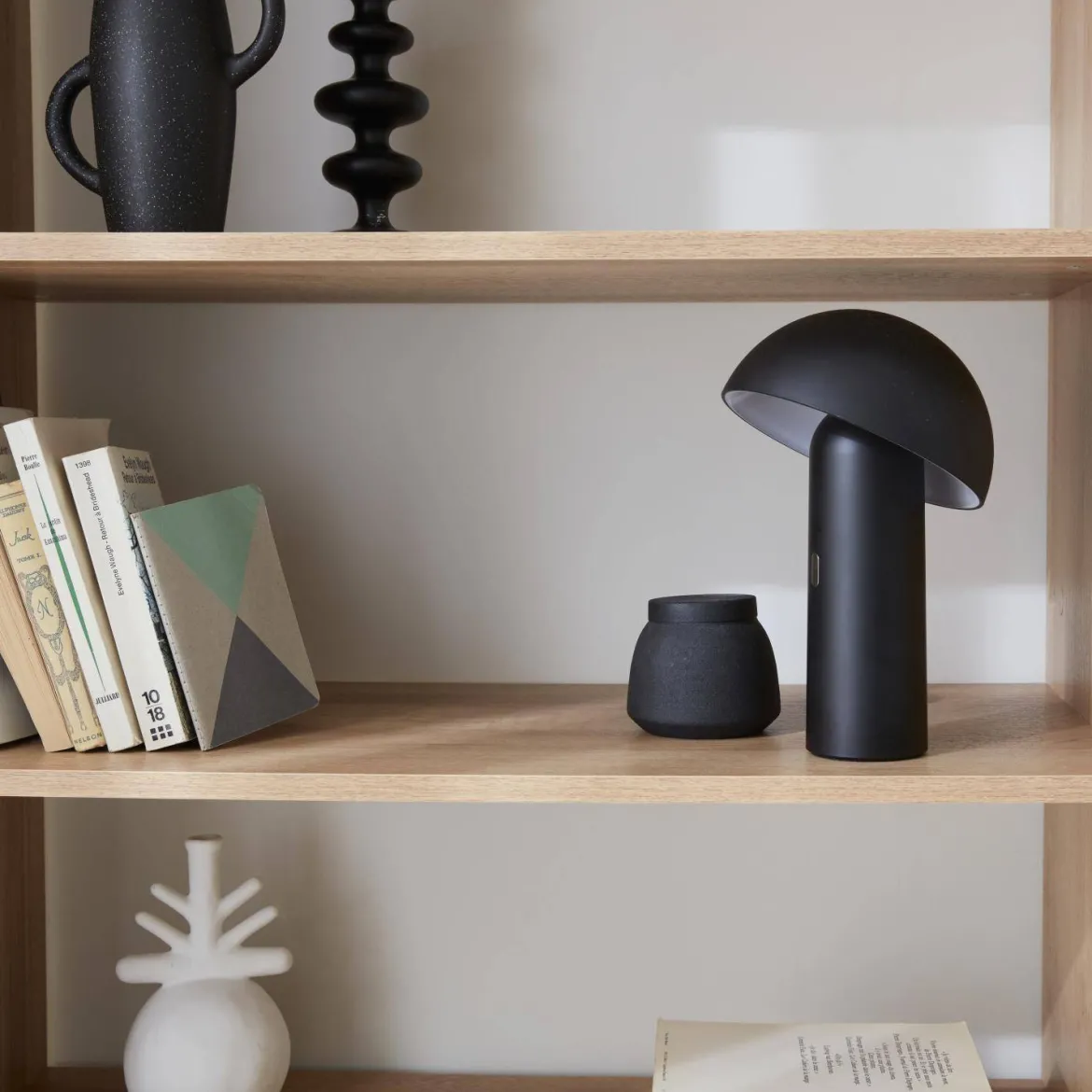 Lampada da tavolo a batteria Nomadic con testa orientabile, 28cm