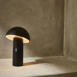 Lampada da tavolo a batteria Nomadic con testa orientabile, 28cm