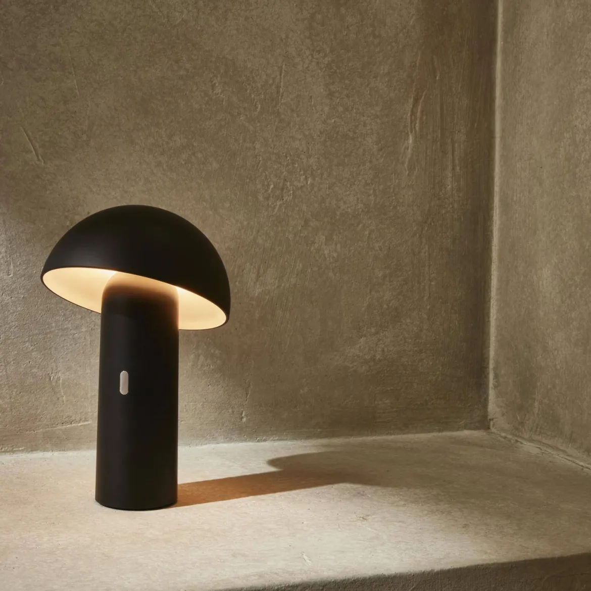 Lampada da tavolo a batteria Nomadic con testa orientabile, 28cm