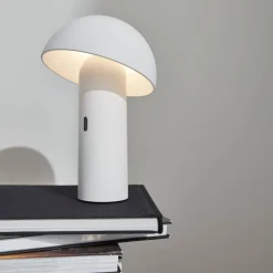 Lampada da tavolo a batteria Nomadic con testa orientabile, 28cm
