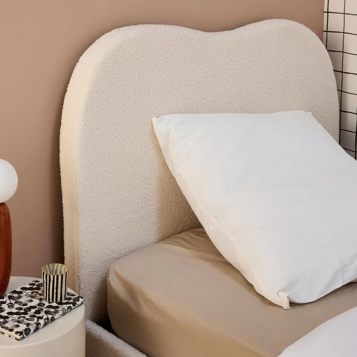 Letto con rete a doghe e testiera, bianco con finitura bouclé