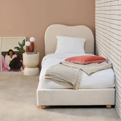 Letto con rete a doghe e testiera, bianco con finitura bouclé